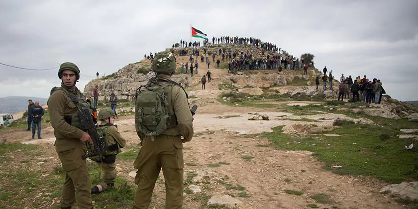 В Гуш-Эционе в солдат ЦАХАЛа бросили взрывное устройство. Один из них легко ранен