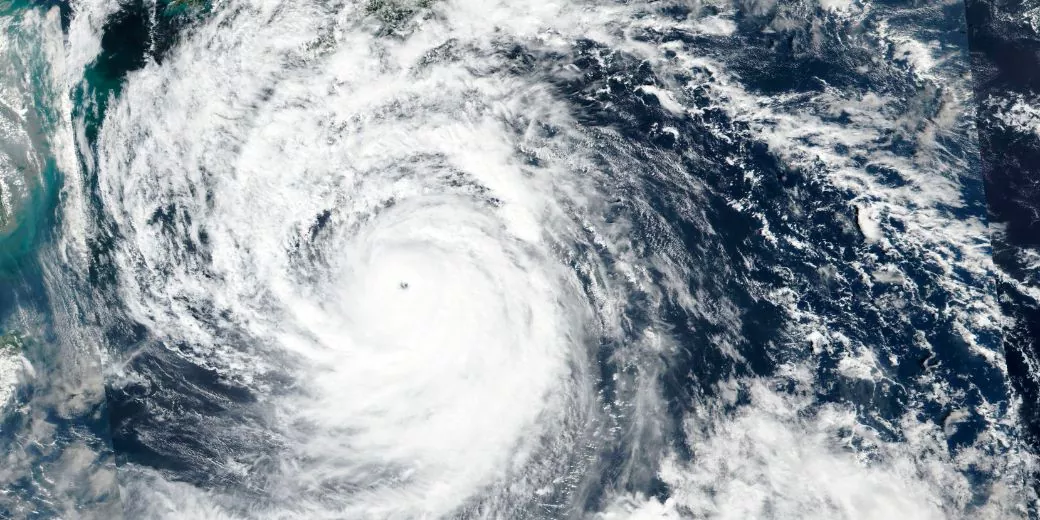 Самый мощный шторм года обрушился на Филиппины: Азия готовится к удару тайфуна «Рагаса»