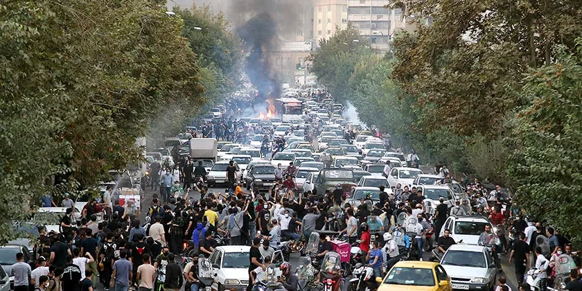 “Смерть диктатору”: в Иране третий день идут массовые протесты