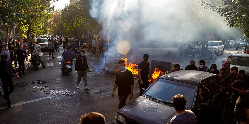 В Иране скандируют "Смерть Хаменеи!": протесты в Тегеране и регионах