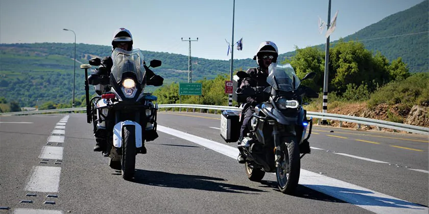 Полиция ищет водителя, который сбил мотоциклиста на шоссе 35 и скрылся