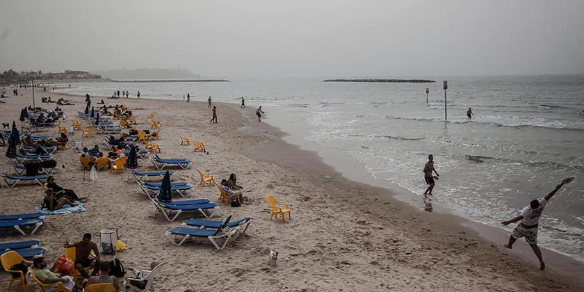 Синоптики рассказали, откуда взялся песок в воздухе, и когда это закончится