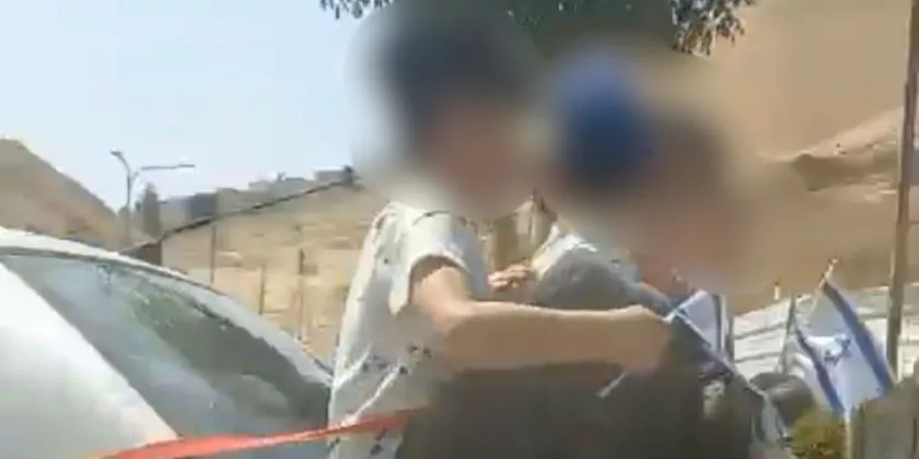 Житель Иерусалима катал малолетних детей на крышке багажника