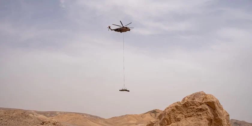 Видео: упавшую рядом с Арадом иранскую ракету увезли с помощью вертолета