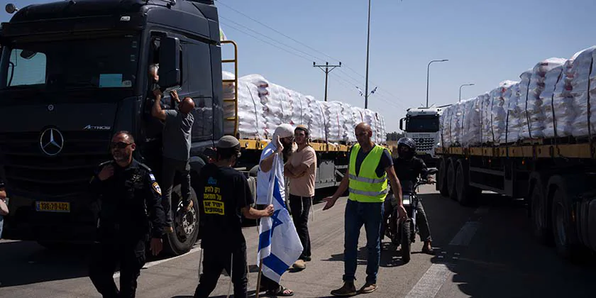 Протестующие захватили грузовики с гуманитарной помощью Газе и выбросили продукты на дорогу (видео)