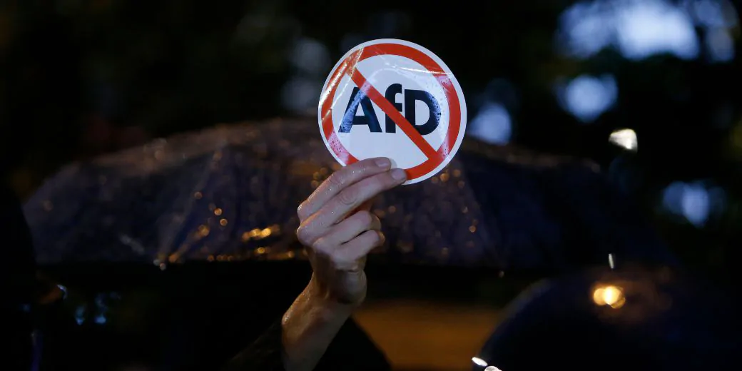 «Альтернатива для Германии» исключила члена партии, подражающего Гитлеру