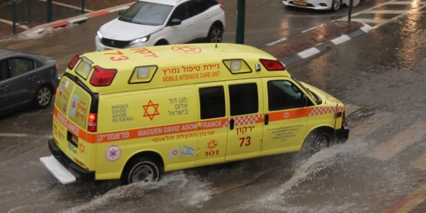 В Тель-Авиве на мужчину рухнул балкон - видео