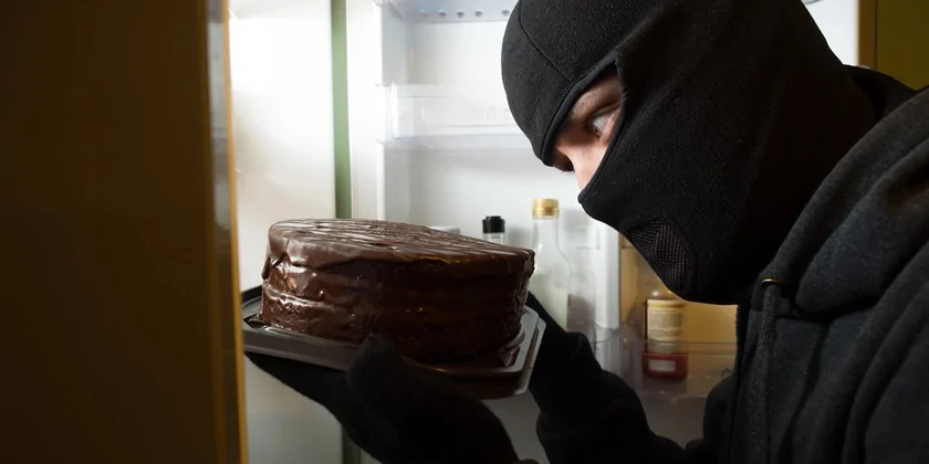 Серийные грабители третий раз взломали пекарню и украли все торты