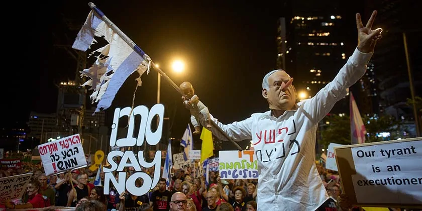 "Нет помилования для Нетаниягу!" 200 активистов уличного протеста митингуют у дома президента Герцога