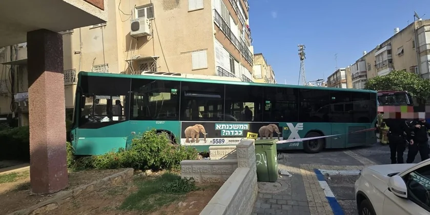 В Холоне автобус въехал в каменное ограждение жилого дома